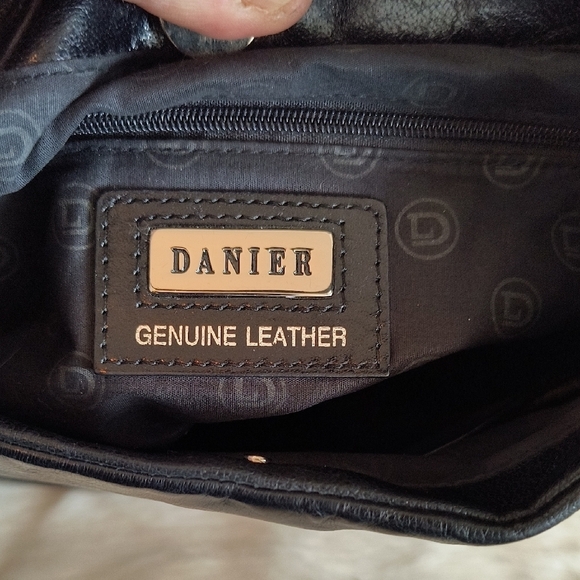 Danier Classic Black Leather Shoulder Bag. Great Condition. - Picture 3 of 11
